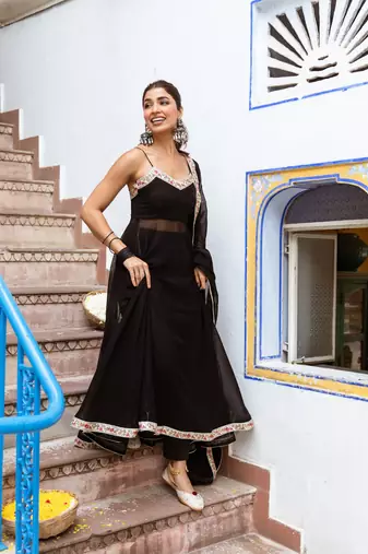 Black solid sleeveless gown set