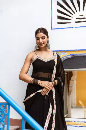 Black solid sleeveless gown set