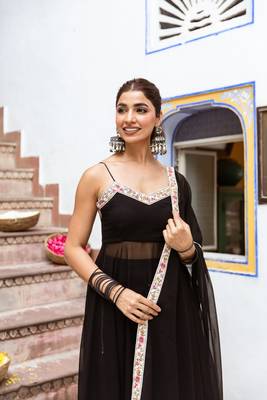 Black solid sleeveless gown set 5