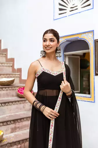 Black solid sleeveless gown set
