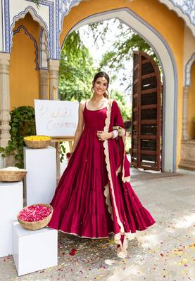 Maroon solid sleeveless gown set 1