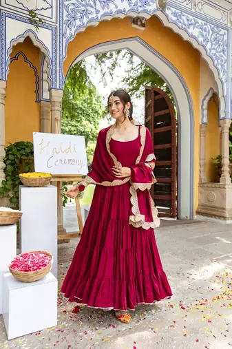 Maroon solid sleeveless gown set
