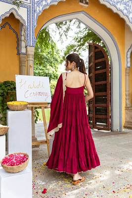 Maroon solid sleeveless gown set 3