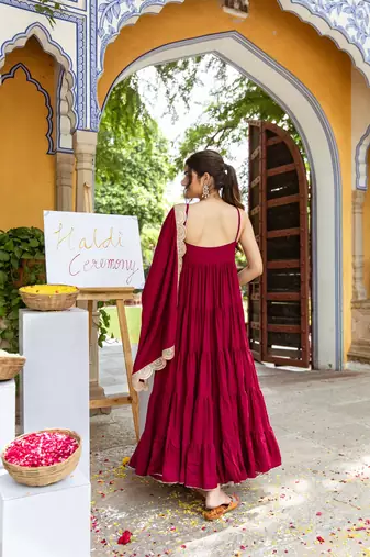 Maroon solid sleeveless gown set