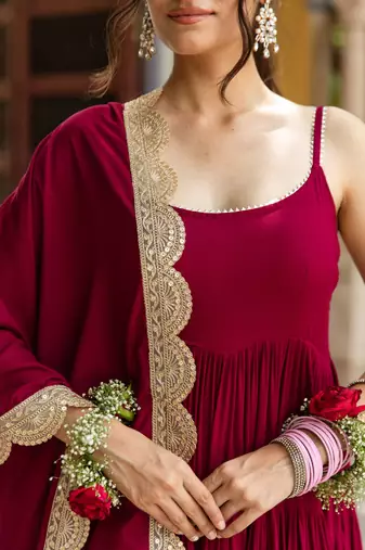 Maroon solid sleeveless gown set