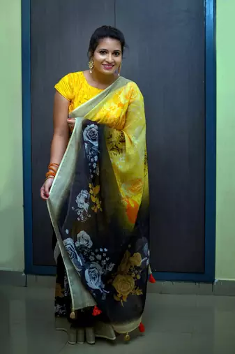 Digital Print Zari Cotton Lilen  Saree With Multicolored Cotton Tussle At Pallu