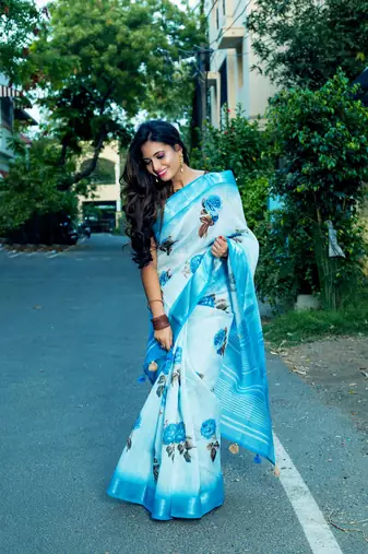 Floral  Digital Print Zari Cotton Lilen  Saree With Multicolored Cotton Tussle At Pallu