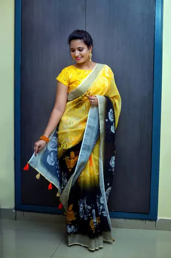 Floral  Digital Print Zari Cotton Lilen  Saree With Multicolored Cotton Tussle At Pallu