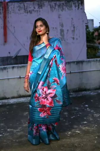 Floral  Digital Print Zari Cotton Lilen  Saree With Multicolored Cotton Tussle At Pallu