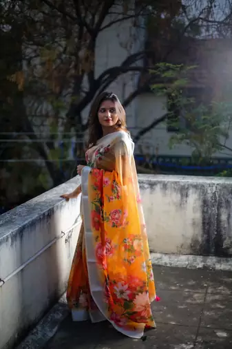 Floral  Digital Print Zari Cotton Lilen  Saree With Multicolored Cotton Tussle At Pallu