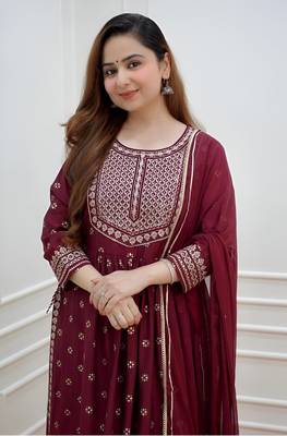 Women embroidery kurta with pant and dupatta 3