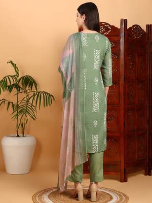 women green silk blend geometric printed straight kurta trouser with dupatta 4