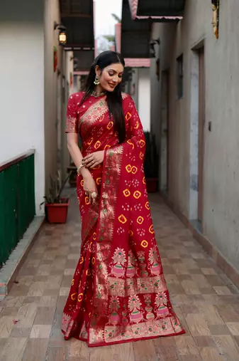 Red Women'S Pure Gharchola Bandhej Dola Silk Blend Saree