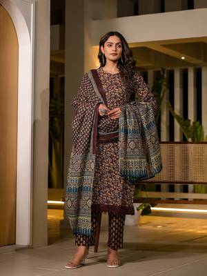  maroon floral print piping on yoke pakistani style kurta with trousers and dupatta set 1