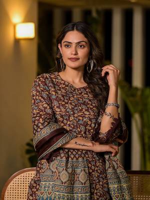  maroon floral print piping on yoke pakistani style kurta with trousers and dupatta set 5