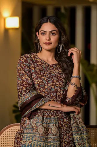  maroon floral print piping on yoke pakistani style kurta with trousers and dupatta set