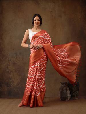 Peach Soft Silk Lahriya Printed Saree With Zari Woven Pallu 3