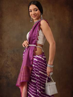 Lavender Soft Silk Lahriya Printed Saree With Zari Woven Pallu 2