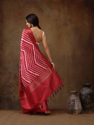 Red Soft Silk Lahriya Printed Saree With Zari Woven Pallu 4
