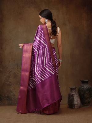 Lavender Soft Silk Lahriya Printed Saree With Zari Woven Pallu 4