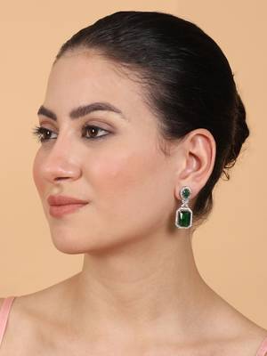 Sparkling diamond green stud earrings 2