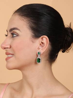 Sparkling diamond green stud earrings 3