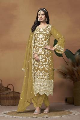 Beautiful green colour pakistani style suit on organza fabric for trendy party looks 1