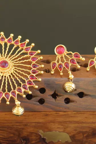 Designer gold plated kempu pendant set