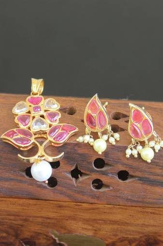 Designer gold plated real kempu pendant set
