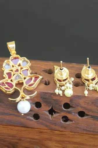 Designer gold plated real kempu pendant set