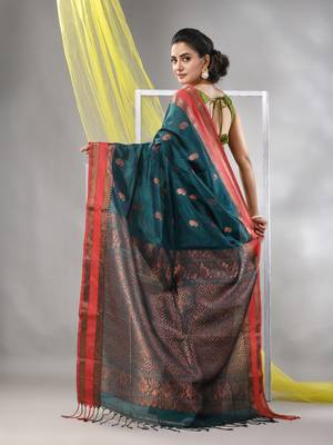 Emerald green silk matka soft saree with paisley motifs 3