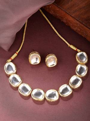 Women gold  handcrafted kundan-studded jewellery set 2
