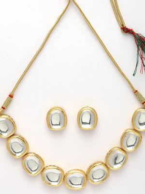 Women gold  handcrafted kundan-studded jewellery set 3