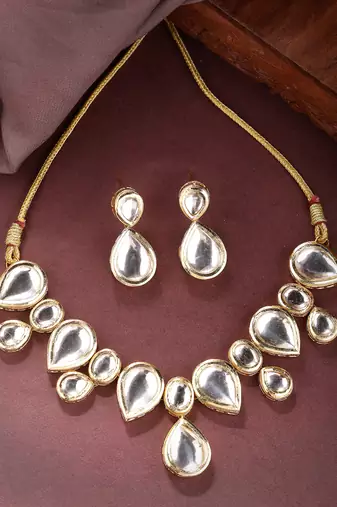 Women gold kundan-studded handcrafted jewellery set