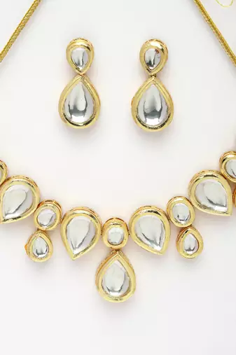Women gold kundan-studded handcrafted jewellery set