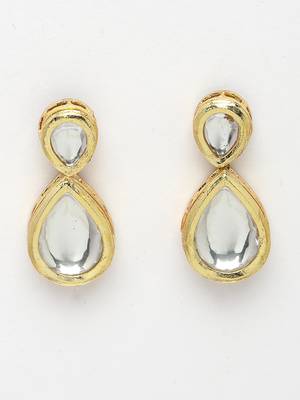 Women gold kundan-studded handcrafted jewellery set 4