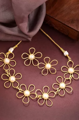 Women gold floral shape beaded handcrafted jewellery set