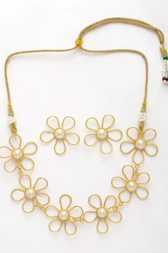 Women gold floral shape beaded handcrafted jewellery set