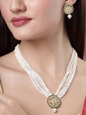Women white & gold-plated kundan & pearl jewellery set 1