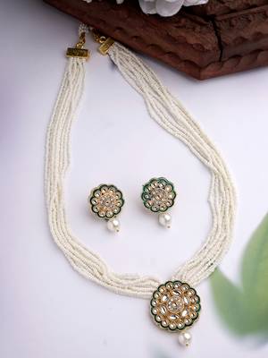 Women white & gold-plated kundan & pearl jewellery set 2