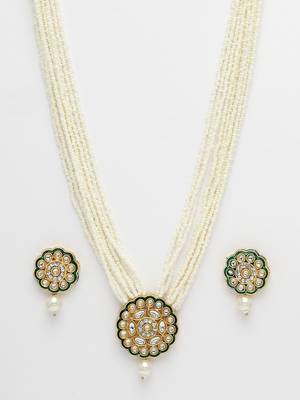 Women white & gold-plated kundan & pearl jewellery set 4