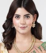 Women rhodium-plated kundan-studded necklace and earrings