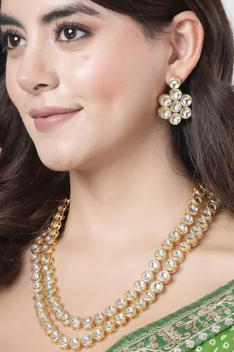 Women rhodium-plated kundan-studded necklace and earrings