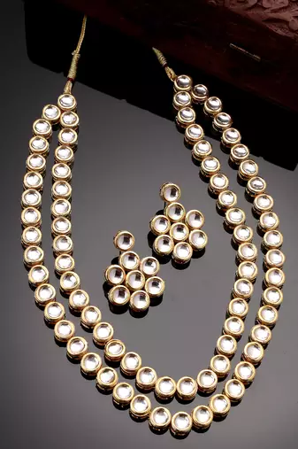 Women rhodium-plated kundan-studded necklace and earrings