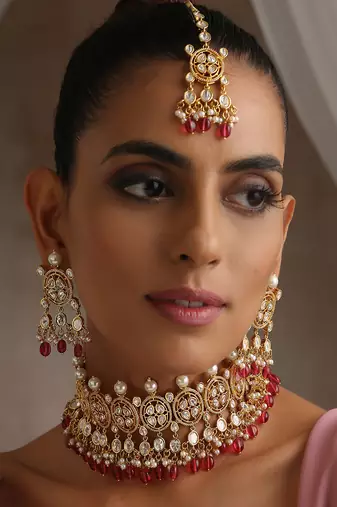 Red gold tone moissanite polki and pearl choker set with maang tikka