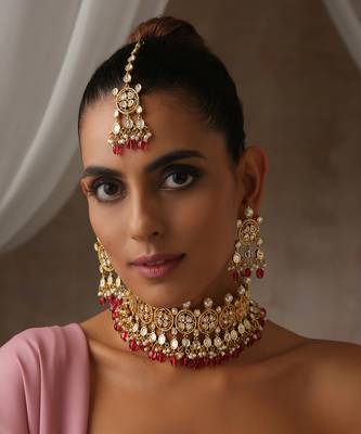 Red gold tone moissanite polki and pearl choker set with maang tikka 3