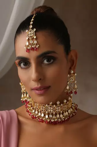 Red gold tone moissanite polki and pearl choker set with maang tikka