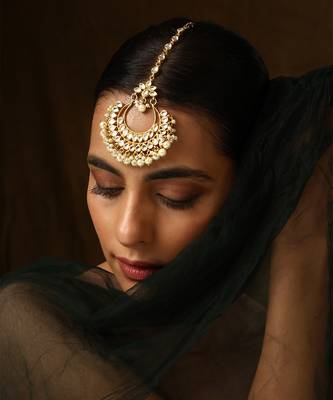 Gold tone kundan and pearls maang tikka 3