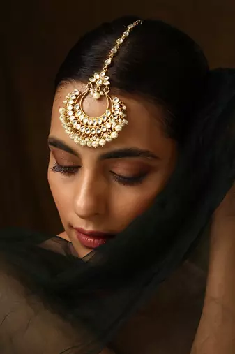 Gold tone kundan and pearls maang tikka