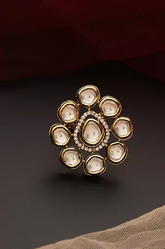 Gold tone kundan ring
